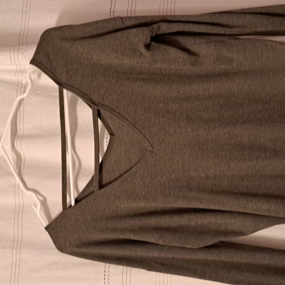 So x-small low back cut out back long sleeve green top - Picture 3 of 4